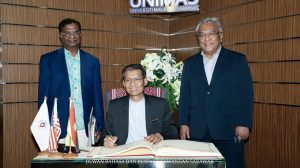 Kunjungan Hormat Pengarah Jabatan Dasar dan Penyelidikan Dewan Bahasa dan Pustaka kepada Naib Canselor Universiti Malaysia Sarawak