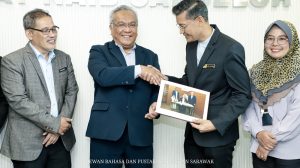 Kunjungan Hormat Pengarah Jabatan Dasar dan Penyelidikan Dewan Bahasa dan Pustaka kepada Naib Canselor Universiti Malaysia Sarawak