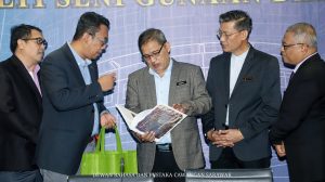 Kunjungan Hormat Pengarah Jabatan Dasar dan Penyelidikan Dewan Bahasa dan Pustaka kepada Naib Canselor Universiti Malaysia Sarawak