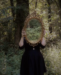 Kata-kata yang Menatap Cermin