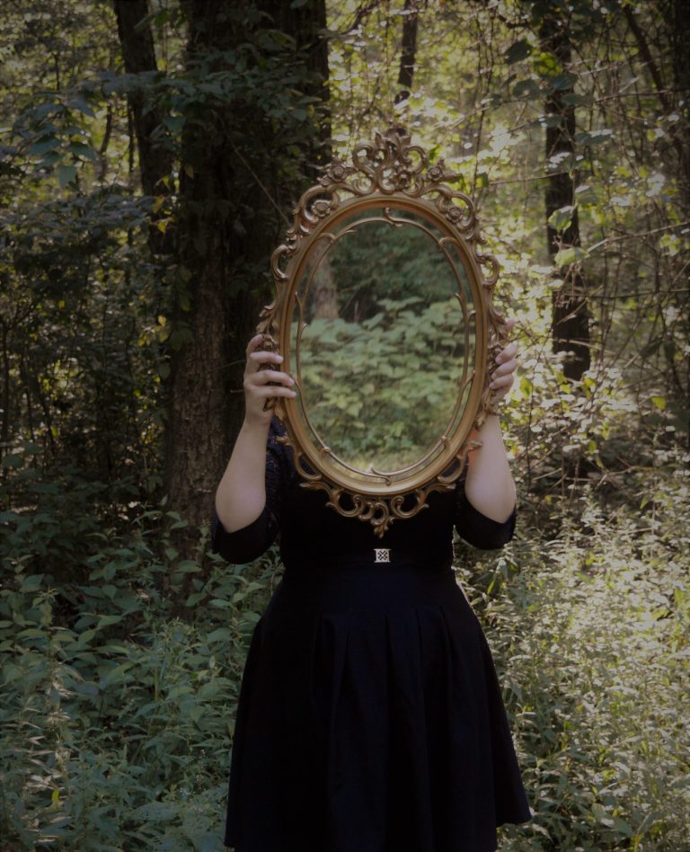 Kata-kata yang Menatap Cermin